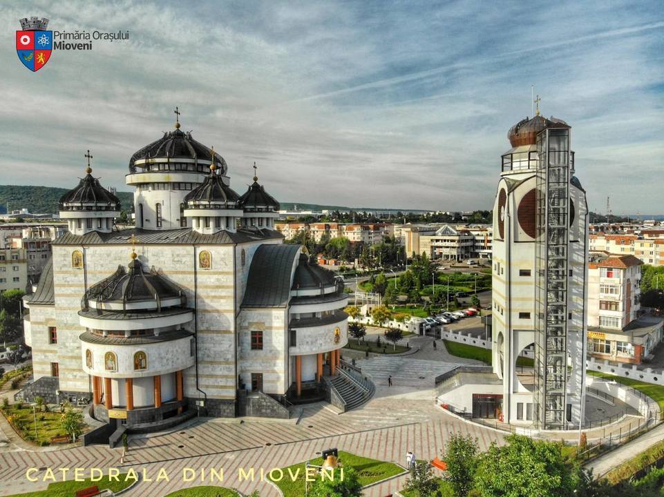  Catedrala "Sfinții Apostoli Petru și Pavel" Mioveni
