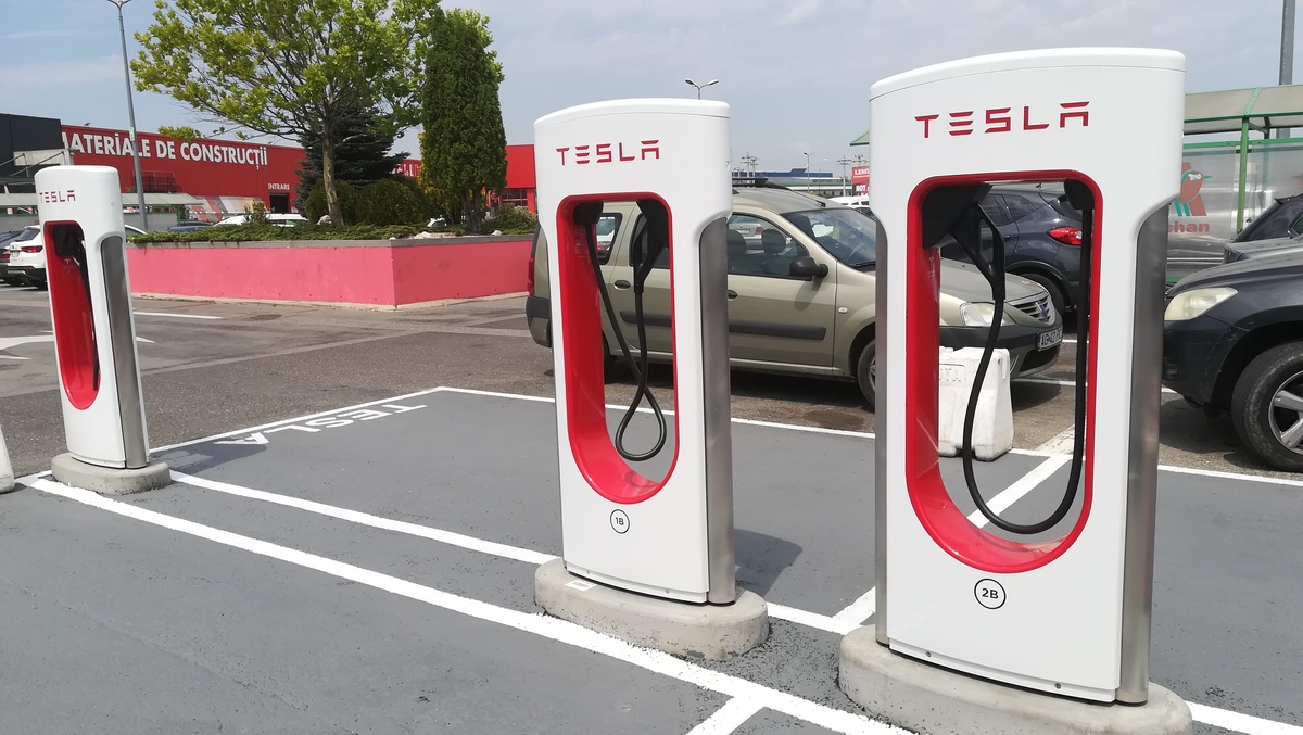 Supercharger- Punct reîncărcare mașini electrice_Pitești Retail Park